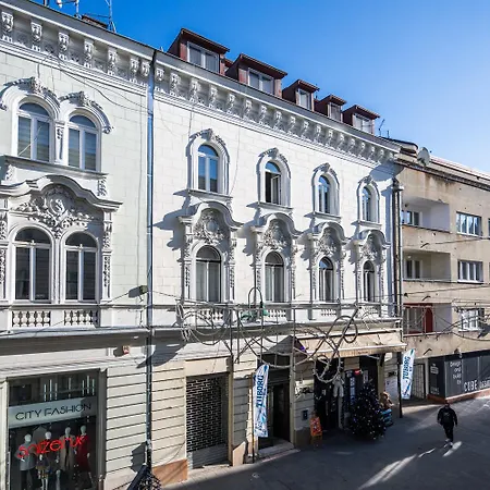 Modern And Design Quadruplex Near Cathedral *